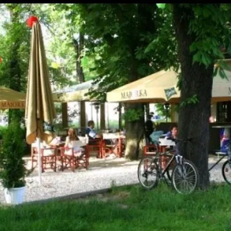 Daire Cool Colors Flat Located In The Heart Of Buda *
